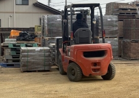 1万6千個のレンガが到着🧱!